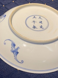 Une figure en biscuit &eacute;maill&eacute; vert, un pot &agrave; d&eacute;cor de lotus et une coupe en porcelaine de Chine en bleu et blanc, Kangxi et apr&egrave;s